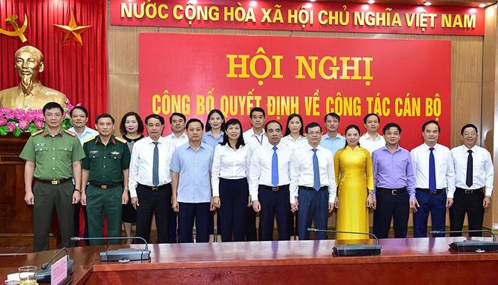 Các đồng chí lãnh đạo tỉnh tại Hội nghị công bố Quyết định về công tác cán bộ.
