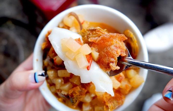 Một tô bánh đúc Tàu có đầy đủ gia vị chua cay mặn ngọt