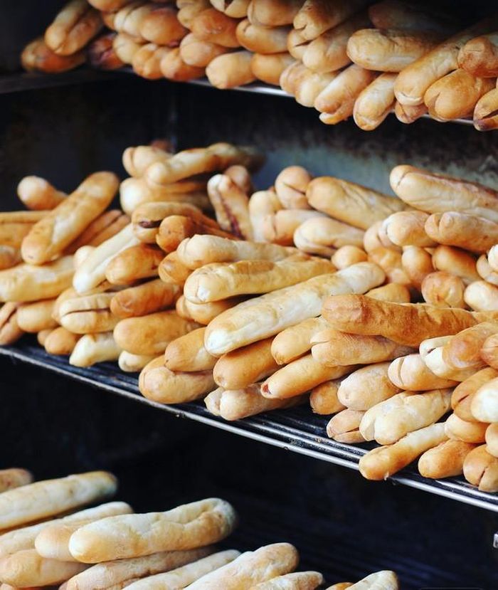 Bánh mì cay Hải phòng chỉ nhỉnh hơn ngón tay cái một chút