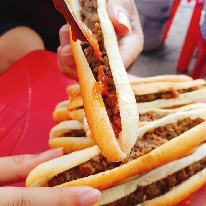 Bánh mì cay Hải Phòng đặc biệt là ở pate và tương ớt