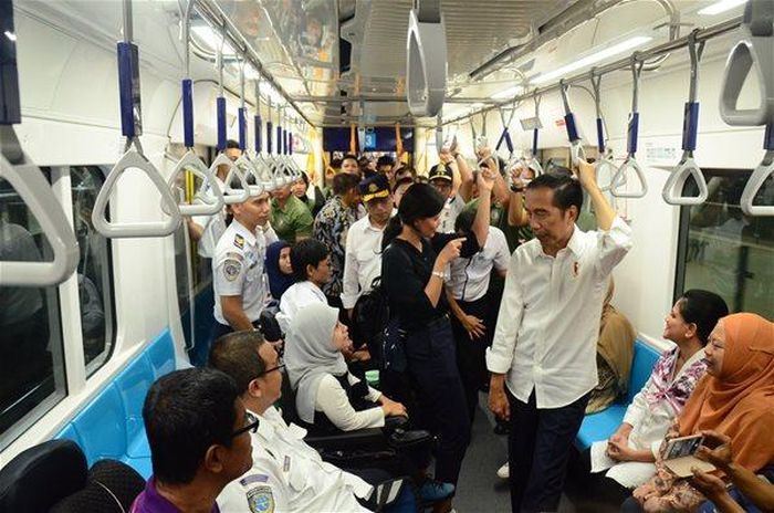  Trước khi khai trương hệ thống tàu điện ngầm Jakarta, Tổng thống Joko Widodo đặt vấn đề với Gojek và kể cả Grab tham gia giải quyết bài toán giao thông công cộng ở các thành phố ở Indonesia. Ảnh: Sekretariat Kabinet Indonesia