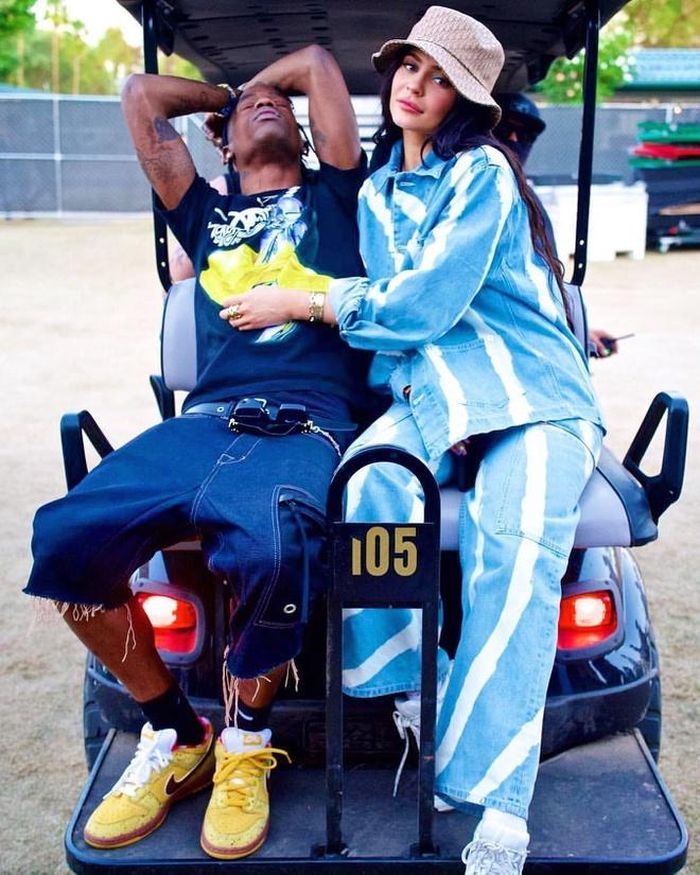 Khi xuống phố cùng bạn trai Travis Scott, tỷ phú 23 tuổi lại mang loại mũ bucket đơn giản hơn bằng vải. Ảnh: Popsugar.