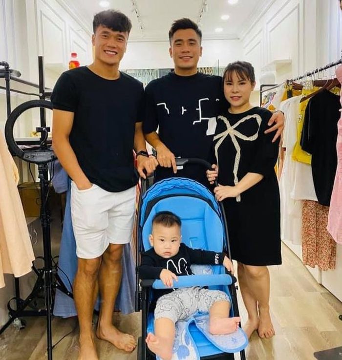  Tại trang cá nhân, cầu thủ SHB Đà Nẵng thường chia sẻ hình ảnh đưa con trai đi chơi, tham gia các sự kiện hay tụ họp gia đình. Thủ môn Bùi Tiến Dũng cũng nhiều lần chia sẻ khoảnh khắc đáng yêu của cháu trai. Ảnh: Bùi Tiến Dụng. 