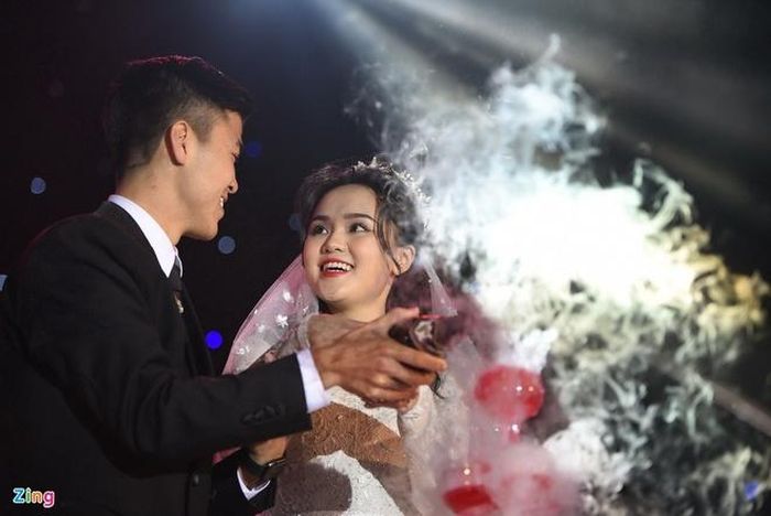  Duy Mạnh - Quỳnh Anh luôn nhận được sự quan tâm của đông đảo người hâm mộ khi có chuyện tình lãng mạn. Đầu năm nay, cặp cầu thủ - WAGs về chung nhà bằng đám cưới cổ tích sau 5 năm yêu. Từ lúc hẹn hò cho đến khi cưới rồi có con, cầu thủ CLB Hà Nội luôn dành những hành động ngọt ngào, nhiều lời có cánh cho nửa kia. Đáp lại, Quỳnh Anh cũng thể hiện sự quan tâm, chăm sóc và cổ vũ cho sự nghiệp của chồng. Ảnh: Duy Hiệu. 