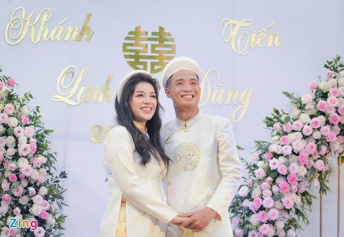  Là gương mặt nổi bật trong lứa cầu thủ tham dự giải U23 châu Á 2018 tại Thường Châu (Trung Quốc), chuyện tình cảm của Tiến Dũng cũng được nhiều người quan tâm. Tháng 6 năm ngoái, thủ quân CLB Viettel và bạn gái Nguyễn Khánh Linh tổ chức đám hỏi sau khoảng 9 tháng công khai mối quan hệ. Bà xã của "Tư" Dũng sinh năm 1997, là cựu du học sinh Singapore và hiện kinh doanh trong ngành khách sạn. Ảnh: Việt Hùng. 