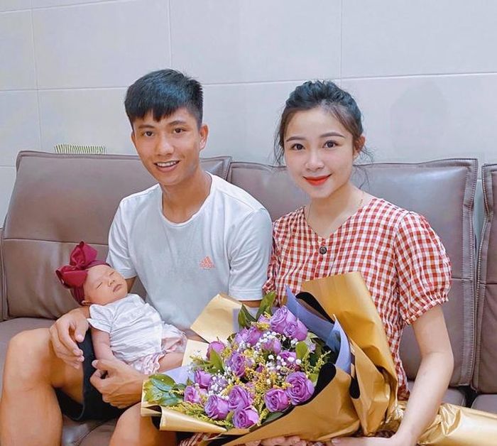  Phan Văn Đức - Võ Nhật Linh từng khiến nhiều người bất ngờ khi quyết định về chung nhà chỉ sau 5 tháng công khai hẹn hò. Không lâu sau khi lễ cưới được tổ chức hồi cuối tháng 1, Nhật Linh thông báo mang thai. Trong thời gian bà xã mang bầu, chân sút của Sông Lam Nghệ An luôn dành sự quan tâm, chiều chuộng hết mức. Ảnh: Phan Văn Đức. 