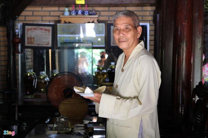 Đến với Thủy Biều, du khách được tham quan những ngôi nhà rường cổ kính nằm giữa vườn trái cây xanh tươi. Đặc biệt, mọi người được thưởng thức trái thanh trà thơm ngon, thanh mát làm dịu đi cái nóng oi bức.
