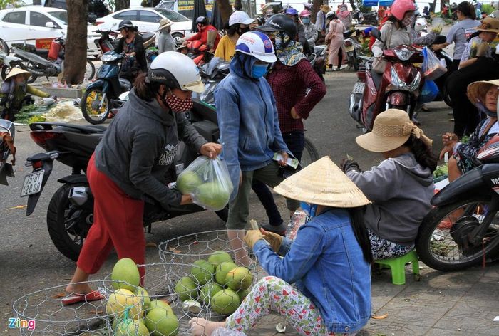 Đây là loại trái cây được người dân xứ Huế rất ưa chuộng. Mùa thu hoạch thanh trà kéo dài hơn một tháng trước khi xứ Huế bước vào mùa mưa lũ.