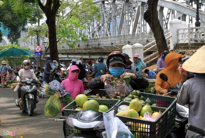 Thanh trà được người dân đưa về các chợ lớn ở Huế như Đông Ba, Bến Ngự để bán.