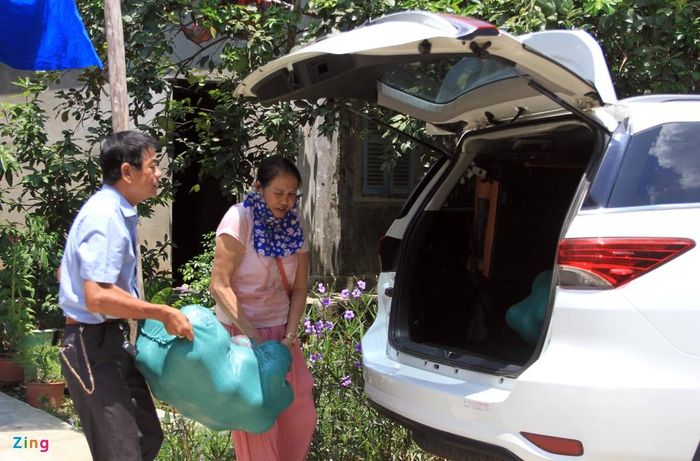 "Chúng tôi mua thanh trà để làm quà tặng nên không yên tâm khi mua ở các chợ. Vì vậy, hai vợ chồng phải lên tận nơi để lựa thì mới yên tâm", chị Hà (trú TP Huế), chia sẻ.