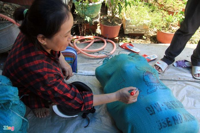 Chị Liên (một thương lái) đánh số, địa chỉ các bao thanh trà cẩn thận trước khi được xuất đi cho khách hàng. "So với mọi năm, việc chuyển thanh trà đến các thị trường như Sài Gòn, Đà Nẵng gặp nhiều khó khăn do dịch bệnh. Năm nay, thị trường tiêu thụ chủ yếu là ở Huế", chị Liên cho hay.