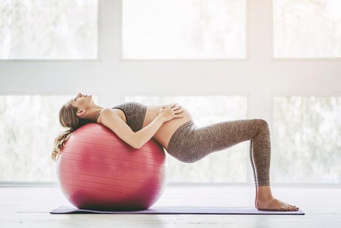  Yoga, bơi lội hay đi bộ là những phương pháp tập luyện phù hợp với phụ nữ mang thai 3 tháng đầu. Ảnh: Pregnancy Lovetoknow. 