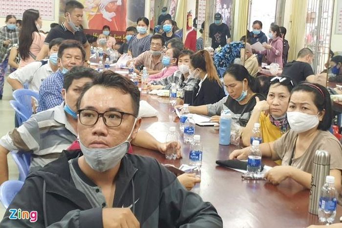  Hàng chục người tập trung nghe đại diện nhà chùa nói về hướng giải quyết. Ảnh: An Huy. 