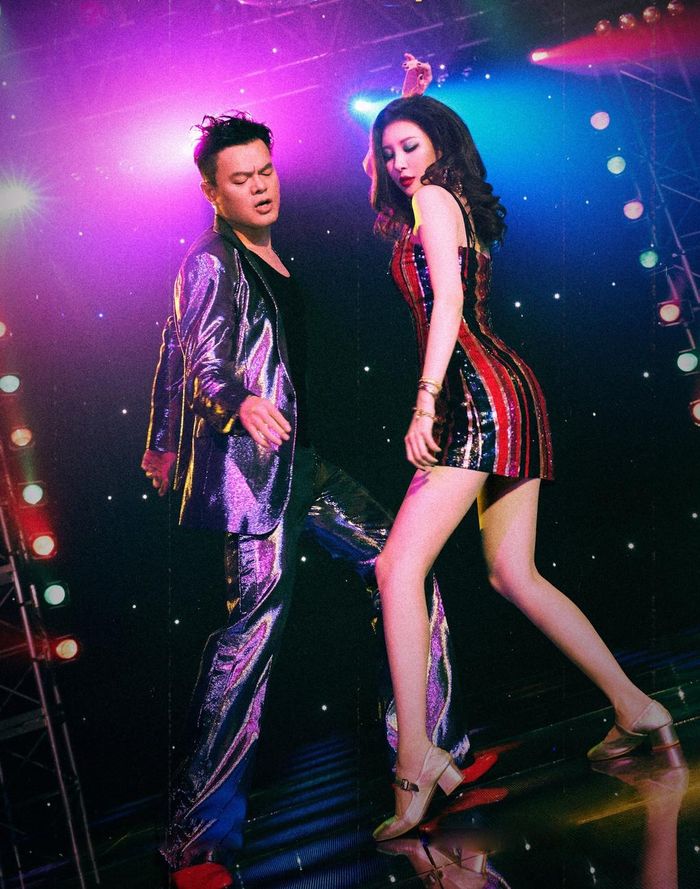 Sunmi lăng xê trang phục ánh kim lấp lánh trong MV When we disco. Ảnh: Hello Kpop.
