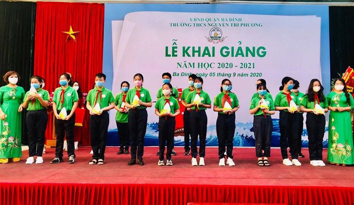  Nghi thức trao thẻ sách của nhà trường.