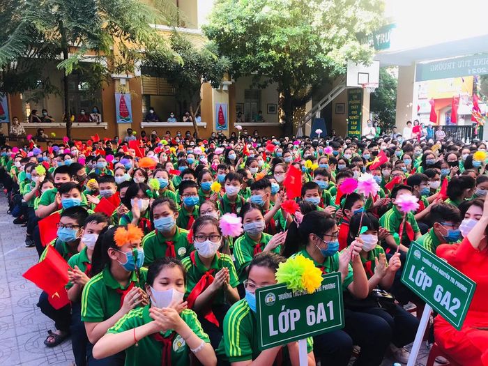  Các học sinh khối 6 của Trường THCS Nguyễn Tri Phương trong ngày khai giảng.