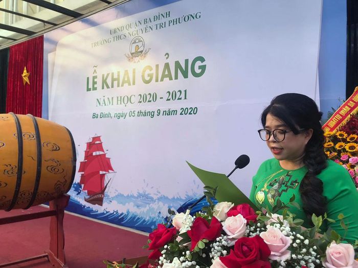  Cô Hiệu trưởng Phạm Thị Hương Giang phát biểu tại lễ khai giảng.