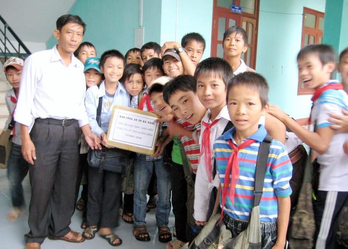 Tác giả (trái) trong một chuyến thiện nguyện.