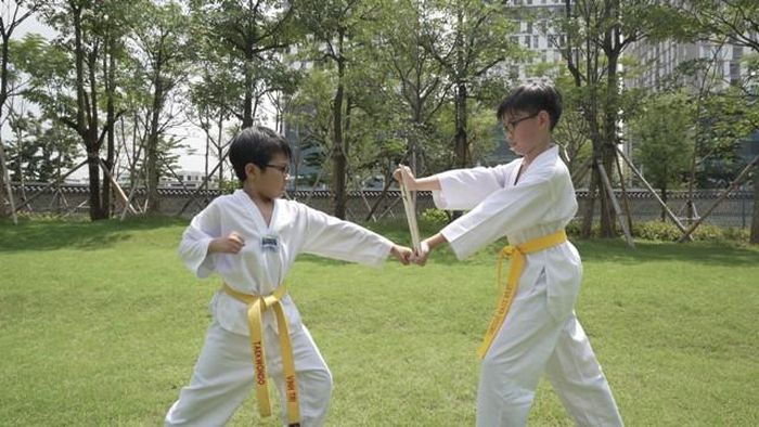 12 học sinh nhí đã tích cực rèn luyện cả thể chất và tinh thần trong suốt hơn 2 tháng để thực hiện màn biểu diễn này