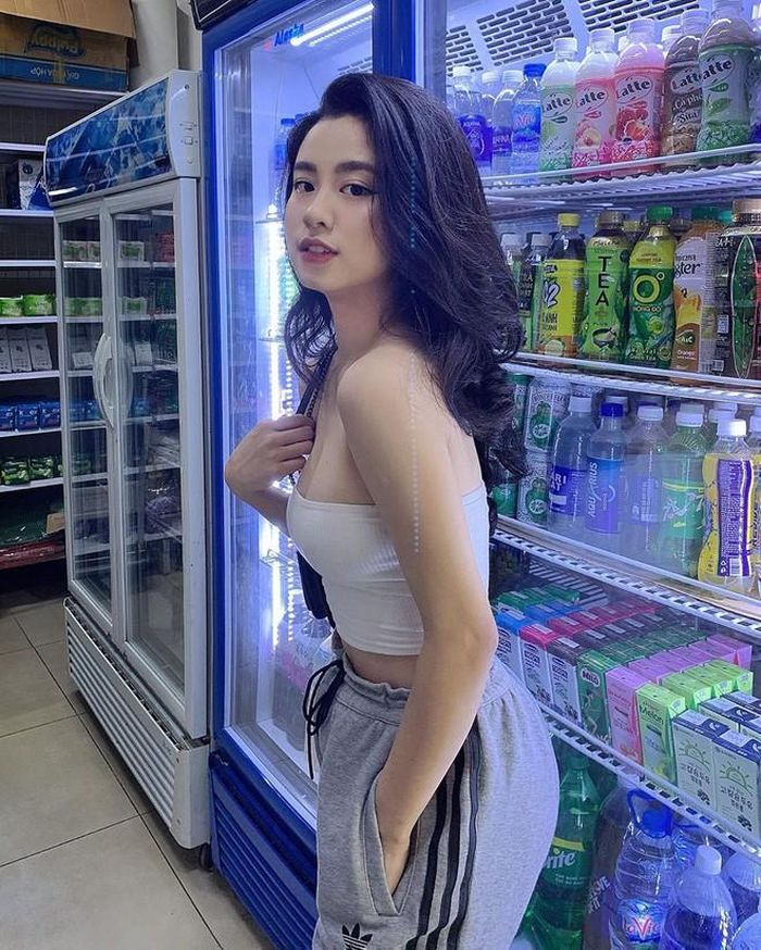 Thậm chí, Hàn Hằng còn tham dự chung bữa tiệc tại nhà Huyme cùng cô em gái Trang Lou – cặp đôi như thế này thì đã nghiêm túc.