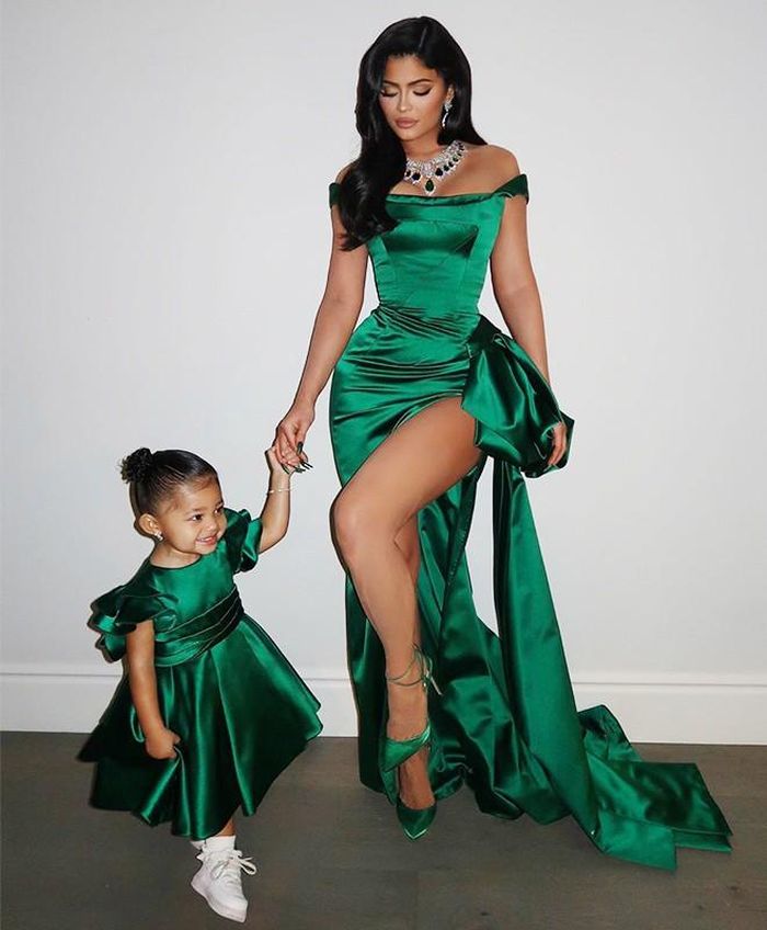 Kylie Jenner cùng con gái Stormi diện đầm dạ hội màu ngọc lục bảo sang trọng đến từ nhà mốt Ralph & Russo.