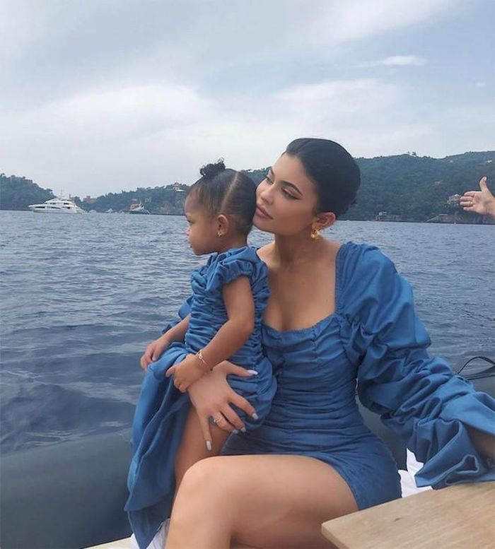 Là tỷ phú tự thân trẻ tuổi nhất nước Mỹ, Kylie Jenner rất chịu chơi và chăm diện đồ đôi đắt đỏ và sang chảnh để mặc cùng con gái Stormi.