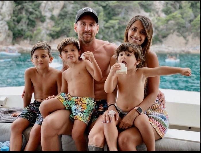 Các con của Messi đã khóc khi biết được gia đình sẽ chuyển đi nơi khác.