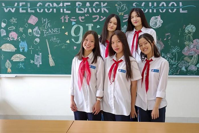 TRỞ LẠI TRƯỜNG trong an toàn là niềm mong mỏi lớn của các em học sinh cuối cấp (lớp 9I trường THCS Lê Ngọc Hân).