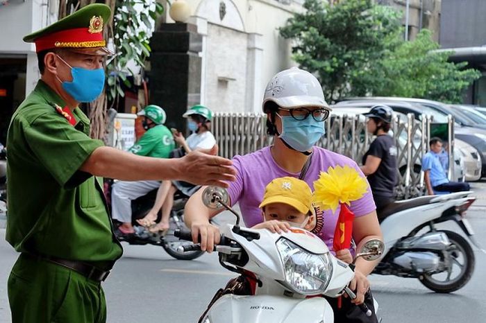 Hầu hết các tuyến phố chính đều khá đông người từ sáng sớm ngày khai trường nên các chú Công an và lực lượng chức năng đã tận tình giúp đỡ phụ huynh đưa con đến trường.