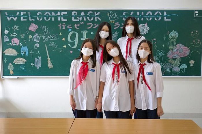 Tác phâm bích họa _Trở lại trường - Back to school_ của các em học sinh lớp 9I (THCS Lê Ngọc Hân) nhân ngày khai trường.