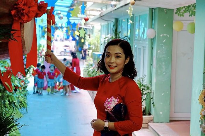 Cô giáo Nguyễn Thị Thanh Loan (Hiệu trưởng trường Mẫu giáo Chim Non - Hà Nội) hồi hộp chuẩn bị cho nghi thức đánh tiếng trống khai trường trong điều kiện hoàn toàn khác mọi năm.