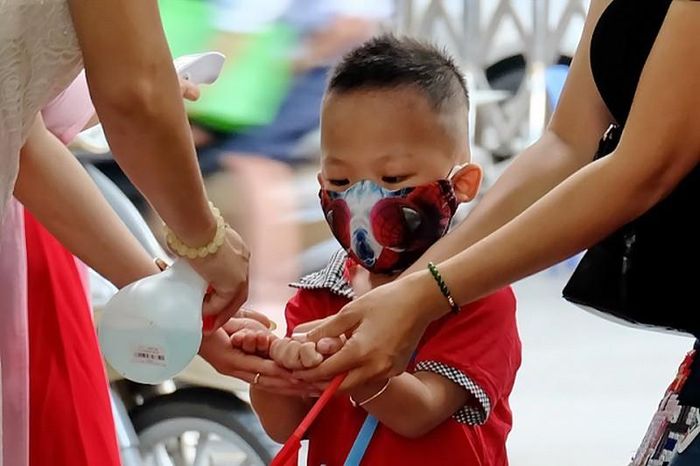Các bé đều đã thực hành thuần thục thao tác rửa tay khử trùng mà các cô đã hướng dẫn từ trước.