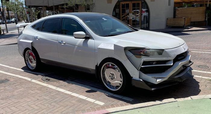 Honda Crosstour độ bodykit Lamborghini Urus. Ảnh: Carscoops).