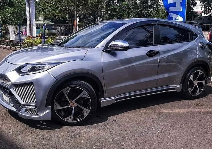 Nhiều chi tiết trang trí ở thân xe khiến bản độ trở nên xấu hơn trong mắt người xem. Ảnh: Autoevolution