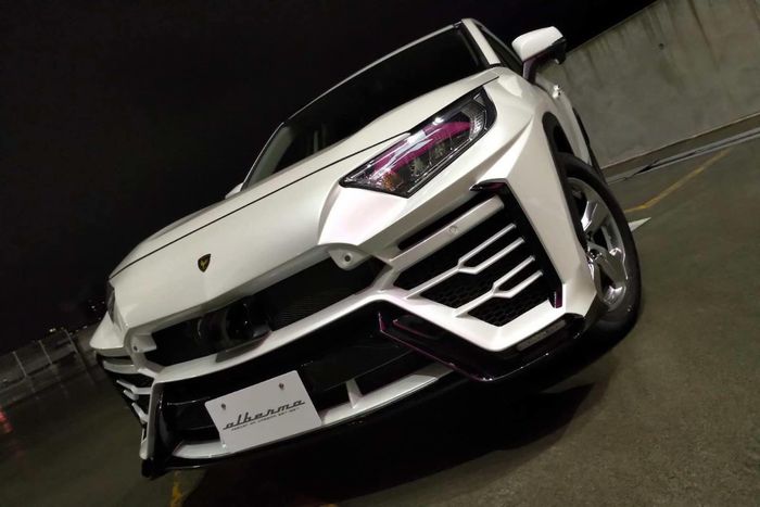 Thiết kế đầu xe mạnh mẽ không khác gì Lamborghini Urus. Ảnh: Carscoops.