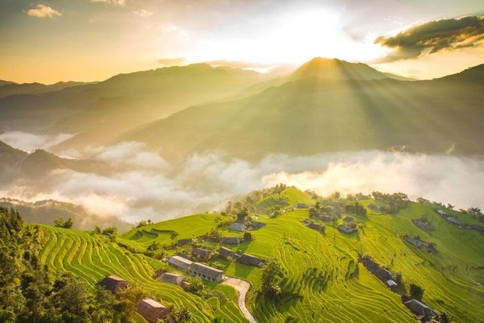 Những tia nắng đầu tiên chiếu xuống thửa ruộng bậc thang tạo nên bức tranh tuyệt sắc