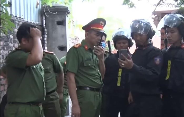 Lực lượng Công an bàn phương án để giải cứu cháu bé.