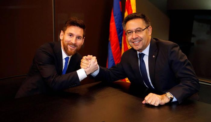 Chủ tịch M.Bartomeu và L.Messi từng có thời “anh em trên bến dưới thuyền”.Ảnh: El Confidencial.