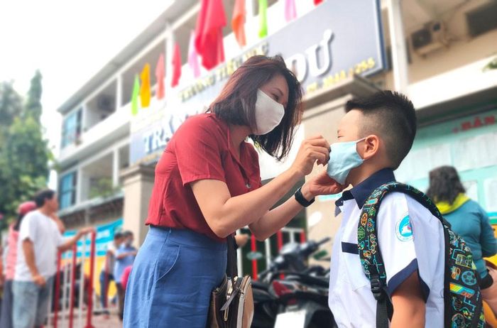 Phụ huynh trang bị khẩu trang cho học sinh đến trường