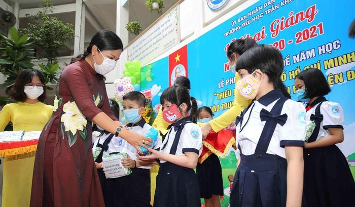Đại diện lãnh đạo quận 1 trao quà khuyến học cho học sinh Trường Tiểu học Trần Khánh Dư