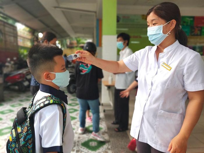 Đo thân nhiệt học sinh trước khi vào lớp