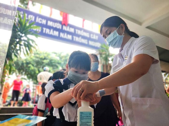 Hướng dẫn học sinh rửa tay với dung dịch sát khuẩn