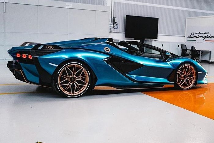 Bên trong khoang lái của Lamborghini Sían Roadster có màn hình cảm ứng kích thước 8.3 inch giống với trang bị của siêu xe Huracan EVO hay Centenario. Màn hình này cũng sẽ giúp người lái kiểm soát toàn bộ chiếc xe của mình. Ghế ngồi thể thao trên xe với thiết kế ôm sát được bọc da, vật liệu Alcantara với phần lưng ghế ốp carbon.