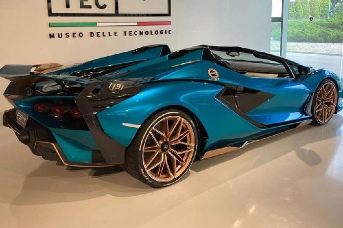 Lamborghini Sían Roadster không chỉ là phiên bản của Lamborghini Sían Coupe bỏ đi chiếc mui cứng, thay vào đó, hãng siêu xe Ý phải thiết kế để mẫu xe này đảm bảo tính khí động học, vẻ đẹp và cả sức mạnh của xe không thay đổi quá nhiều so với bản Coupe. Ở ngoại hình, Lamborghini Sían Roadster sở hữu thiết kế mui xe và nắp máy phía sau khác so với bản Coupe.