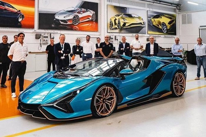 Chưa hết, động cơ của Lamborghini Sían mui trần còn kết hợp với hệ thống mild hybrid sử dụng mô-tơ điện 48 V, tạo ra công suất 34 mã lực và được tích hợp vào hộp số. Nhờ đó, Lamborghini Sían mui trần sở hữu công suất tổng cộng 808 mã lực và có thể tăng tốc từ vị trí xuất phát lên 100 km/h trong thời gian chỉ 2,8 giây trước khi đạt vận tốc tối đa 350 km/h.