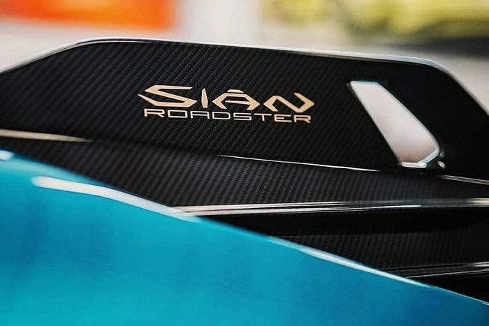 Nhiều khả năng đây cũng chính là chiếc siêu xe Lamborghini Sían Roadster được hãng siêu xe Ý chụp ảnh và gửi đi cho giới truyền thông quốc tế vào đầu tháng 7. Lamborghini Sían Roadster có thể được xem là đối thủ của những Ferrari LaFerrari Aperta hay Porsche 918 Spyder.