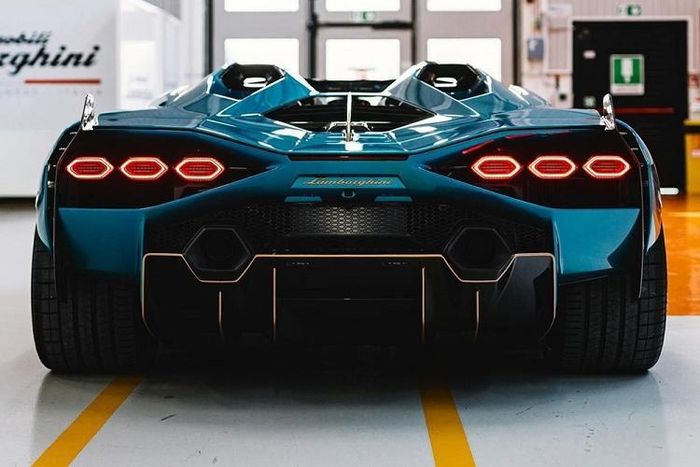 Dù giá xe Lamborghini Sían cao chót vót, nhưng có một điều chắc chắn rằng hãng siêu xe Ý chỉ ra mắt Lamborghini Sían mui trần cho vui vì 19 chiếc được sản xuất trên toàn thế giới đã nhanh chóng có khách hàng. Cũng không loại trừ là trong số 19 chủ nhân đặt mua Lamborghini Sían mui trần không thiếu các ông chủ giàu có của các đại lý siêu xe ở Đức, Anh hay thậm chí là Dubai, họ đặt mua để đẩy giá bán lại kiếm lời.