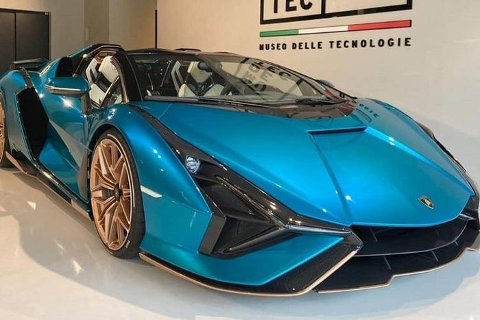 Nguồn cung cấp sức mạnh của Lamborghini Sían Roadster vẫn là khối động cơ xăng V12, hút khí tự nhiên, dung tích 6.5 lít quen thuộc lấy từ Lamborghini Aventador . Tuy nhiên, động cơ này lại được bổ sung van nạp mới, làm bằng titan, và tạo ra công suất tối đa 774 mã lực.