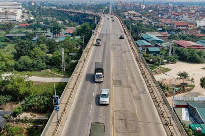 Cầu Thăng Long trong một lần sửa chữa.