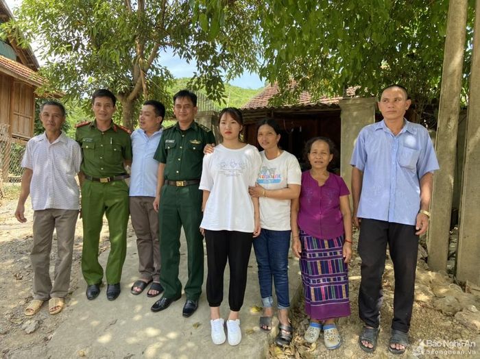 Mẹ con Dân cùng cơ quan chức năng trong ngày đoàn tụ. Ảnh: Tiến Hùng